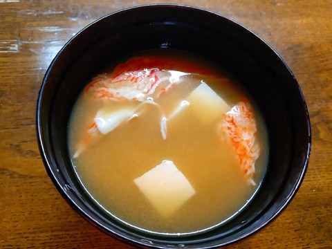 カニカマと豆腐の味噌汁